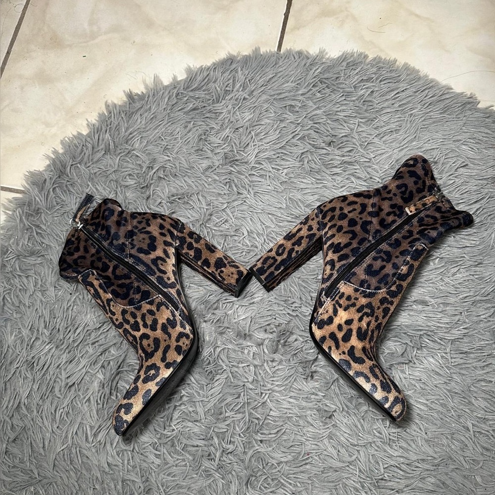 Steve Madden Edit Velvet Chunky Leopard Sock Booties in size 8.5. - Picture 4 of 12